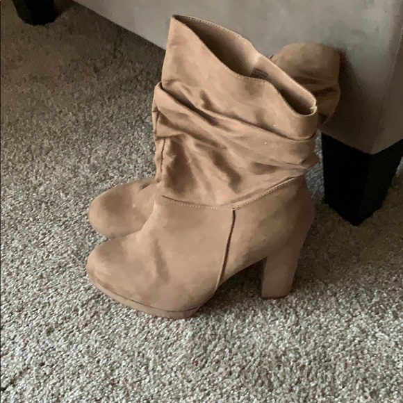 Slouchy tan boots - Picture 2 of 6